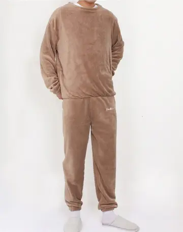 카멜·베이지 톤 오버핏 조거팬츠와 플리스 전신 코디 사진