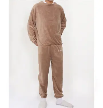 카멜·베이지 톤 조거팬츠와 플리스 전신 코디 사진