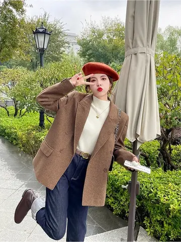 슬림핏 니트와 브라운 블레이저 전신 코디 사진