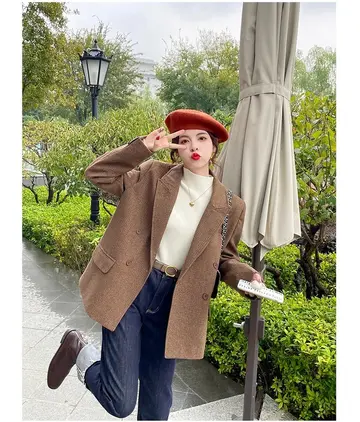 브라운·블랙 톤 니트와 블레이저 전신 코디 사진