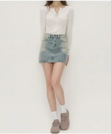 그레이·베이지 톤 데님 미니스커트 전신 코디 사진