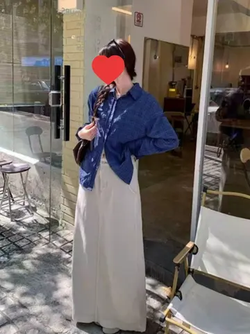 체크 오버핏 셔츠와 롱스커트 전신 코디 사진