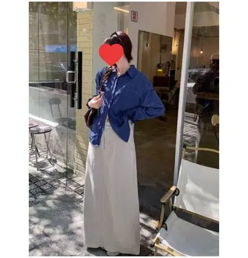 네이비·블랙 톤 체크 셔츠와 롱스커트 전신 코디 사진