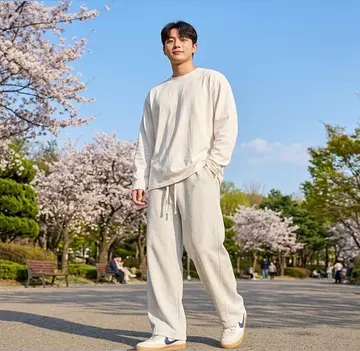 아이보리·베이지 톤 조거팬츠와 긴팔티 전신 코디 사진