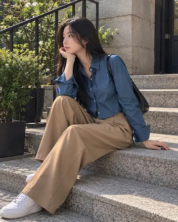 차콜·블랙 톤 크롭 셔츠와 와이드팬츠 전신 코디 사진