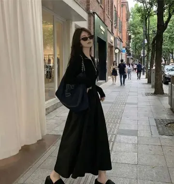 오버핏 롱원피스와 블랙 후드티 전신 코디 사진