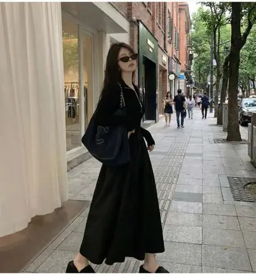 블랙·차콜 톤 롱원피스와 후드티 전신 코디 사진