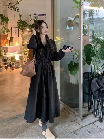오버핏 롱원피스와 블랙 트렌치코트 전신 코디 사진
