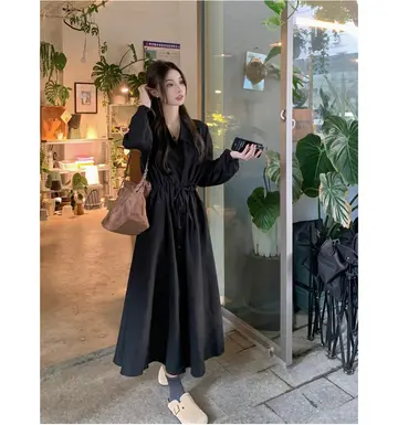 블랙·카멜 톤 롱원피스와 트렌치코트 전신 코디 사진