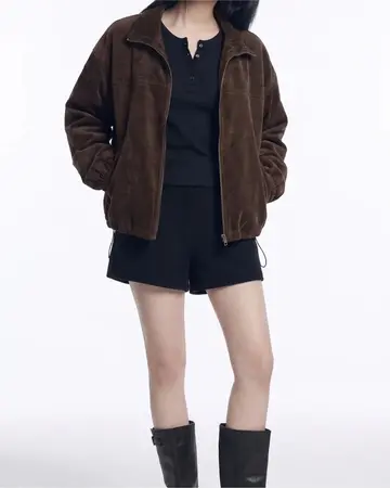 브라운 스웨이드 집업과 블랙 반바지 전신 코디 사진