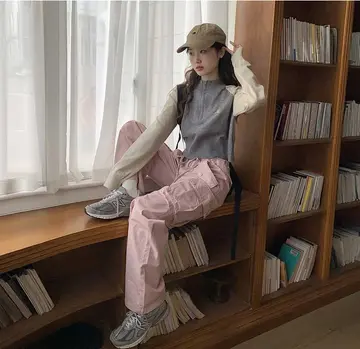 아이보리·브라운 톤 스트라이프 니트와 베스트 전신 코디 사진