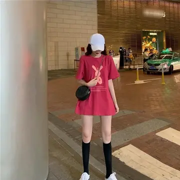 오버핏 반팔티와 핑크 미니스커트 전신 코디 사진