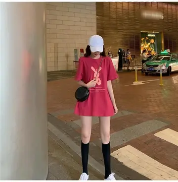 카키·브라운 톤 반팔티와 미니스커트 전신 코디 사진
