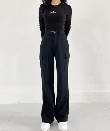 블랙 카고팬츠와 블랙 긴팔티 전신 코디 사진