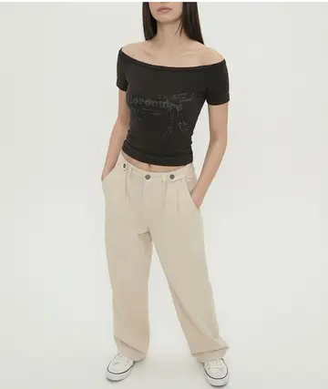 차콜·베이지 톤 와이드팬츠와 반팔티 전신 코디 사진