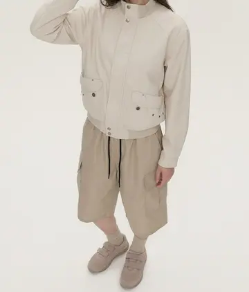 베이지·그레이 톤 반바지와 블루종 전신 코디 사진