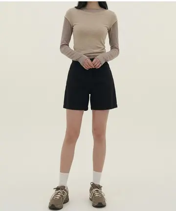 그레이·베이지 톤 반바지와 긴팔티 전신 코디 사진