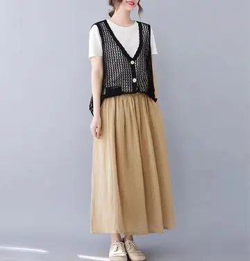 오버핏 니트조끼와 베이지 롱스커트 전신 코디 사진