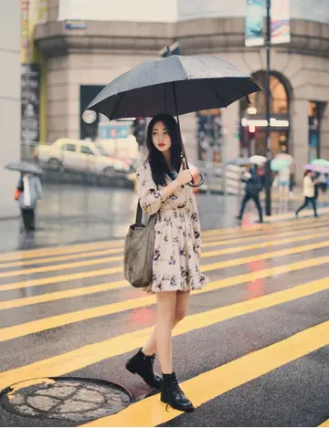 베이지·차콜 톤 오버핏 플라워 원피스 전신 코디 사진