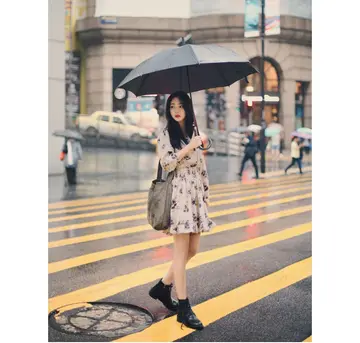 베이지·차콜 톤 플라워 원피스 전신 코디 사진