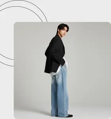 스카이블루 오버핏 와이드팬츠와 블랙 블레이저 전신 코디 사진