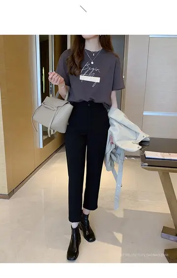 차콜·블랙 톤 반팔티와 슬랙스 전신 코디 사진