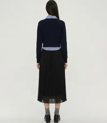 블랙 스커트와 네이비 니트 전신 코디 사진