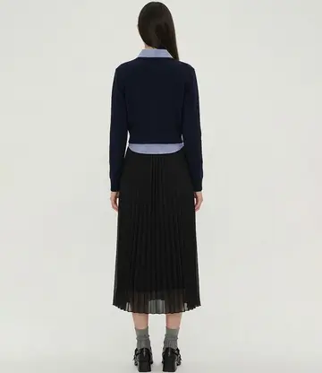 블랙 톤 스커트와 니트 전신 코디 사진