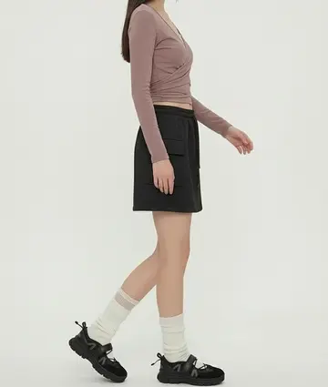 그레이·블랙 톤 하이웨스트 스커트와 긴팔티 전신 코디 사진