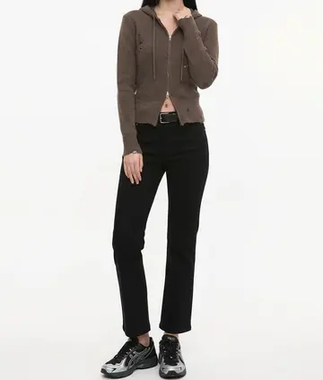청바지와 브라운 집업 전신 코디 사진