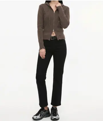 차콜·블랙 톤 청바지와 집업 전신 코디 사진