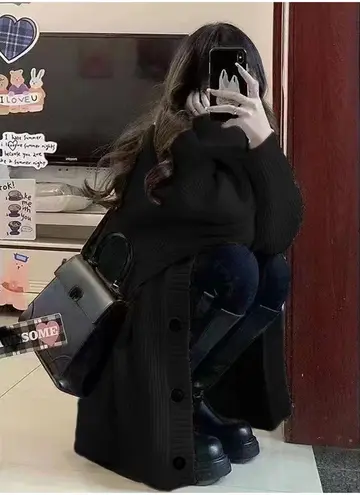 블랙·베이지 톤 가디건과 청바지 전신 코디 사진