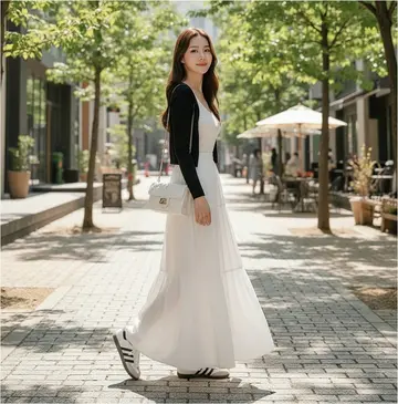 블랙·베이지 톤 롱스커트 전신 코디 사진