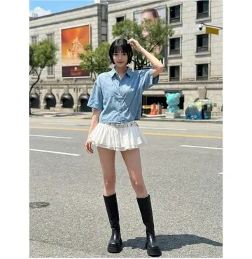 스카이블루·화이트 톤 데님 재킷과 셔츠 전신 코디 사진