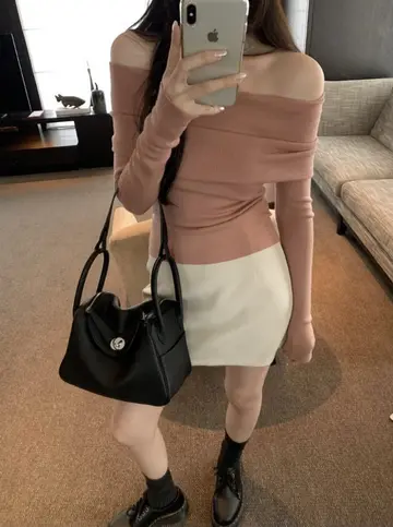 카멜 오프숄더 니트와 베이지 미니스커트 전신 코디 사진