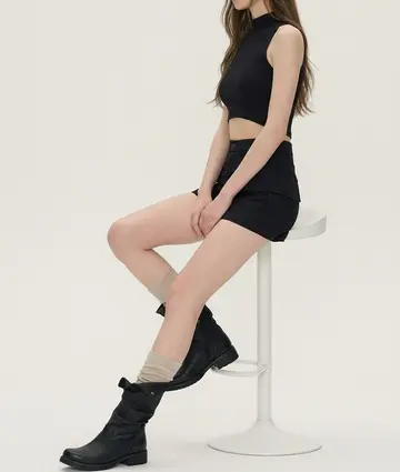 블랙·베이지 톤 반바지와 나시 전신 코디 사진
