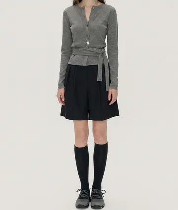 블랙 반바지와 그레이 긴팔티 전신 코디 사진