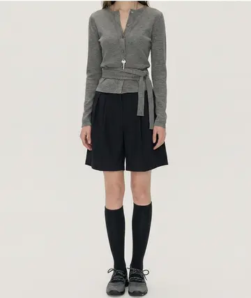 차콜·그레이 톤 반바지와 긴팔티 전신 코디 사진