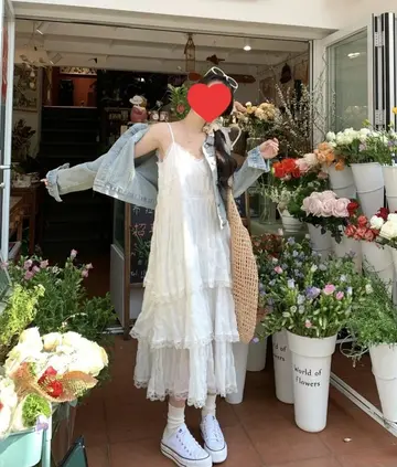 화이트 오버핏 롱원피스와 청자켓 전신 코디 사진