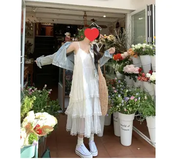 그레이·아이보리 톤 롱원피스와 청자켓 전신 코디 사진