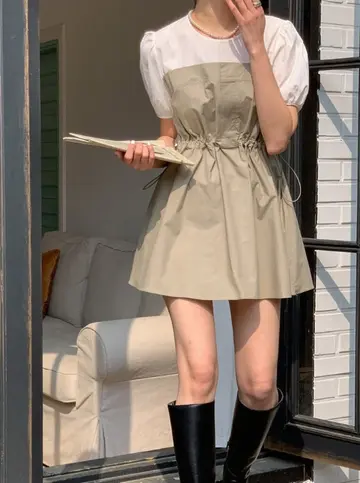 그레이·아이보리 톤 원피스와 블라우스 전신 코디 사진