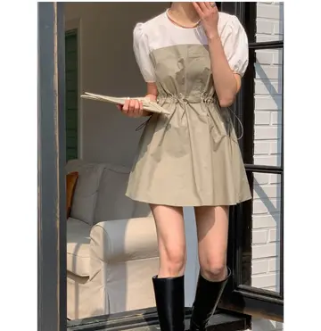그레이·아이보리 톤 원피스와 블라우스 전신 코디 사진