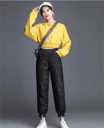 블랙 오버핏 기모 패딩팬츠와 옐로우 후드티 전신 코디 사진