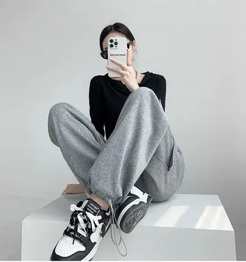 블랙·그레이 톤 기모 조거팬츠와 긴팔티 전신 코디 사진
