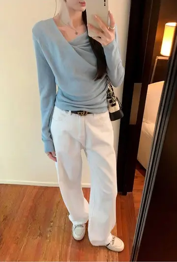 스카이블루 슬림핏 셔링 니트와 화이트 와이드팬츠 전신 코디 사진