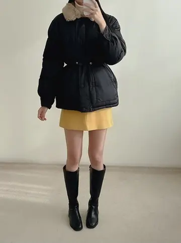 블랙 오버핏 숏패딩과 니트 전신 코디 사진