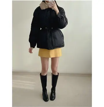 블랙·브라운 톤 숏패딩과 니트 전신 코디 사진