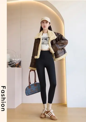 화이트·그레이 톤 기모 레깅스 전신 코디 사진