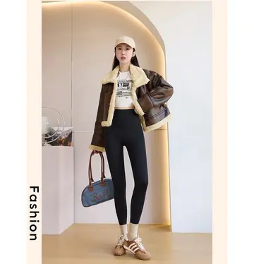 화이트·그레이 톤 기모 레깅스 전신 코디 사진