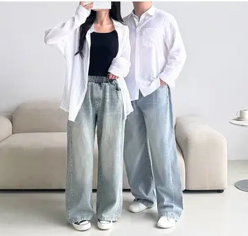 블랙·그레이 톤 와이드 청바지와 나시 전신 코디 사진